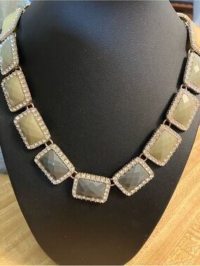 🌸The Limited Elegant Faceted Statement Necklace with Crystal Halo